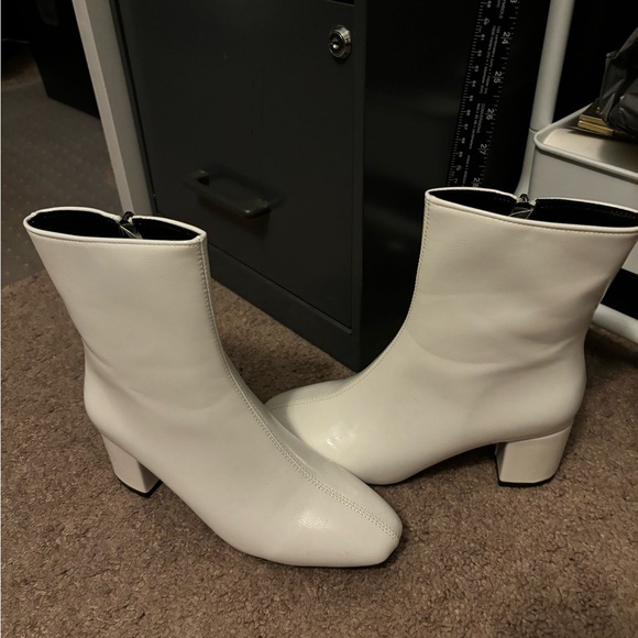 White Booties size 7.5(39) - Picture 4 of 8